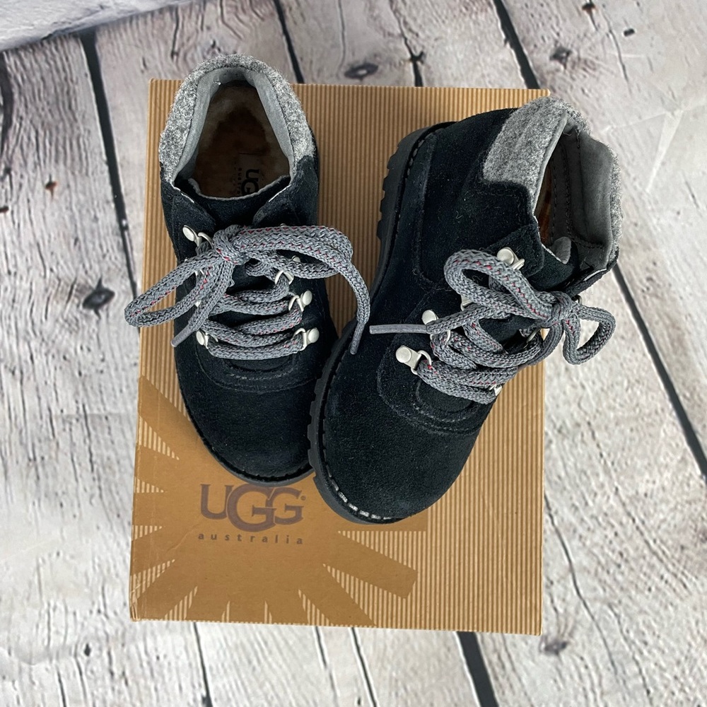 “NEW” Toddlers Payson By UGG Australia. Size T9. Pet and Smoke free house.